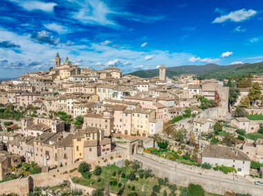 Aerial view Trevi, Umbria: Sant 'Emiliano Kilisesi ve Palazzo Comunale' nin yer aldığı Olive Groves ile Ortaçağ Hilltop kasabası