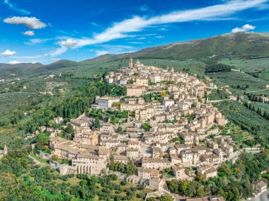 Aerial view Trevi, Umbria: Sant 'Emiliano Kilisesi ve Palazzo Comunale' nin yer aldığı Olive Groves ile Ortaçağ Hilltop kasabası
