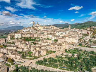 Aerial view Trevi, Umbria: Sant 'Emiliano Kilisesi ve Palazzo Comunale' nin yer aldığı Olive Groves ile Ortaçağ Hilltop kasabası