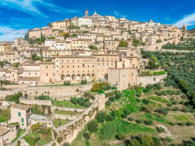 Aerial view Trevi, Umbria: Sant 'Emiliano Kilisesi ve Palazzo Comunale' nin yer aldığı Olive Groves ile Ortaçağ Hilltop kasabası