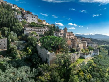 Aerial view Trevi, Umbria: Sant 'Emiliano Kilisesi ve Palazzo Comunale' nin yer aldığı Olive Groves ile Ortaçağ Hilltop kasabası