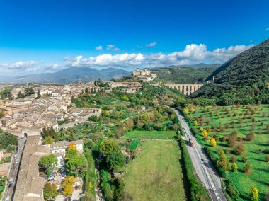 Spoleto Havacılık: Ortaçağ Büyüsü, Rocca Albornoziana Kalesi ve Iconic Ponte delle Torri Spanning Umbrian Vadisi