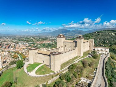 Rocca Albornoziana Kalesi Havadan Görünümü & Ortaçağ Ponte delle Torri Aqueduct, Umbria