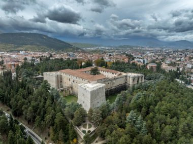 L 'Aquila' nın 16. yüzyıldan kalma devasa Rönesans kalesinin havadan görünüşü. Dört kalesi var. İspanyol tarafından isyancı şehri kontrol etmek için inşa edilmiş.
