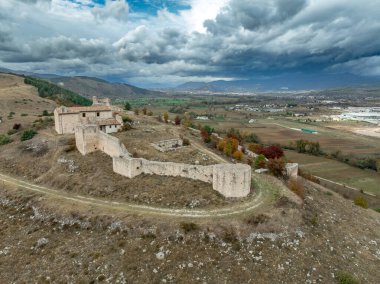 Sant 'Eusanio Forconese, Abruzzo Ortaçağ Kalesi' nin havadan görünüşü: Beş yarı dairesel ve dört kare kuleye sahip stratejik, oval bir plan.