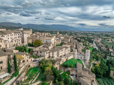 Roma temelleri üzerine inşa edilmiş ortaçağ duvarlarından oluşan bir çemberle çevrelenmiş üç Roma Geç Antik Kapısı da dahil: Porta Venere
