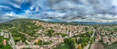 Roma temelleri üzerine inşa edilmiş ortaçağ duvarlarından oluşan bir çemberle çevrelenmiş üç Roma Geç Antik Kapısı da dahil: Porta Venere