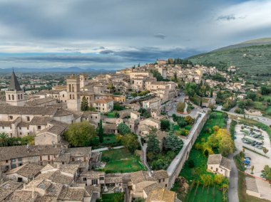 Roma temelleri üzerine inşa edilmiş ortaçağ duvarlarından oluşan bir çemberle çevrelenmiş üç Roma Geç Antik Kapısı da dahil: Porta Venere