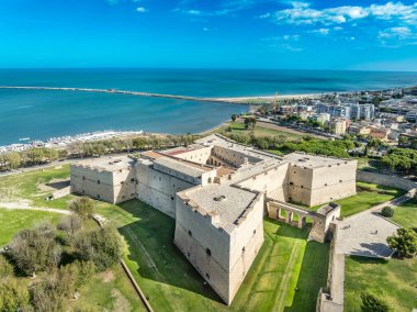 Barletta Norman Castle hava görüntüsü: Adriyatik Kıyısı Beyaz Taş Kalesi, Roma Katedrali ve Antik Duvarlı Tarih