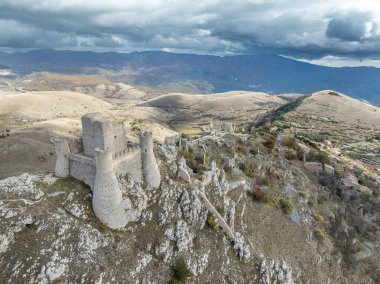 Rocca Calascio: Kare Kaleli En Yüksek İtalyan Kalesi, Dört Yuvarlak Köşeli Kale Beyaz Kale Duvarları