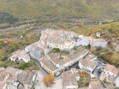 Fontecchio, İtalya 'nın havadan görünüşü: 15. yüzyıl Saat Kulesi, Taş Saray ve Gotik Kemer Çeşmeleri ile Ortaçağ Kalesi ve Kalesi