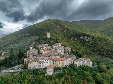 Castel San Angelo 'nun havadan görünüşü, Lazio bölgesinde harabe şatosu olan küçük ortaçağ tepe köyü.