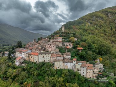 Castel San Angelo 'nun havadan görünüşü, Lazio bölgesinde harabe şatosu olan küçük ortaçağ tepe köyü.