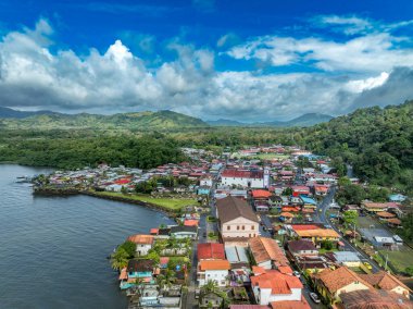 Renkli evleri, canlı mavi gökyüzü, kaleleri olan Portobelo Panama 'nın havadan görünüşü