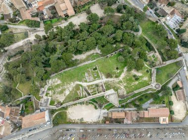 Grad France 'daki Beaucaire şatosunun üç köşeli havadan görünüşü