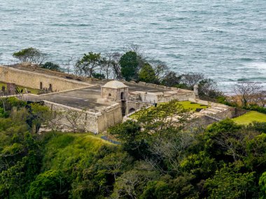 Panama 'daki Chagre nehrinin girişindeki San Lorenzo Kalesi İspanyol Koloni askeri mimarisi gibi.