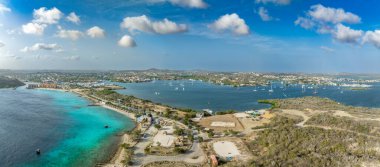 Jan Thiel Spansee Water 'ın Curacao' daki lüks tatil arazisinin havadan görünüşü