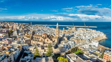 Puglia 'daki Monopoli' nin hava manzarası mavi su ve ortaçağ duvarlarıyla çevrili.