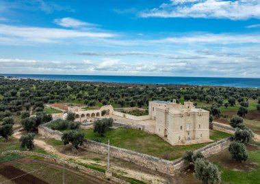 Puglia İtalya 'daki Pettolechia' nın havadan görünüşü güçlendirilmiş çiftlik evi masserisi.