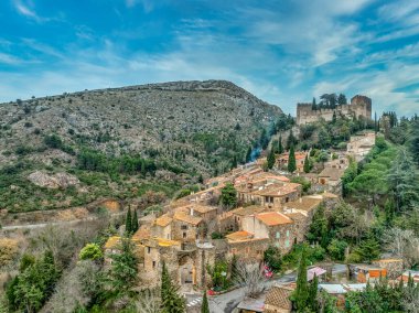 Frances Hidden Gem: Castelnou Kalesinin Askeri Mühendislik ve Gotik Elementleri En Güzel Güçlendirilmiş Köy, Bulutlu mavi gökyüzü