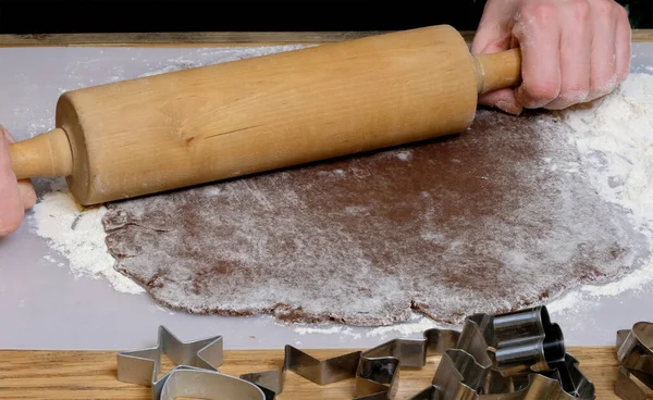 Noel kurabiyelerini çikolata hamuruyla yapma süreci — Stok fotoğraf