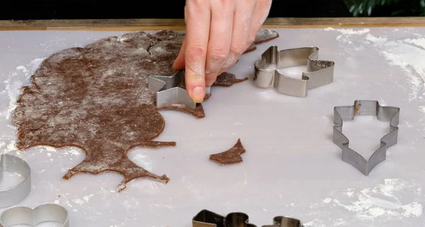 Процесс приготовления рождественского печенья с шоколадным тестом — стоковое фото