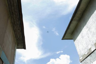 Sinema manzarası, klasik, eski, uçak, gökyüzü. Eyalet Tarihi Müzesi Rezervi Gorky Leninskiye.