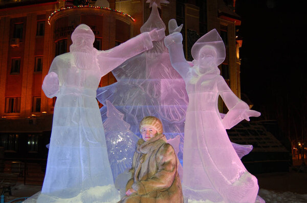 young woman, ice figyoung woman, ice figures, Santa Claus, snow maiden Christmas tree, new year, posingures, Santa Claus, snow maiden Christmas tree