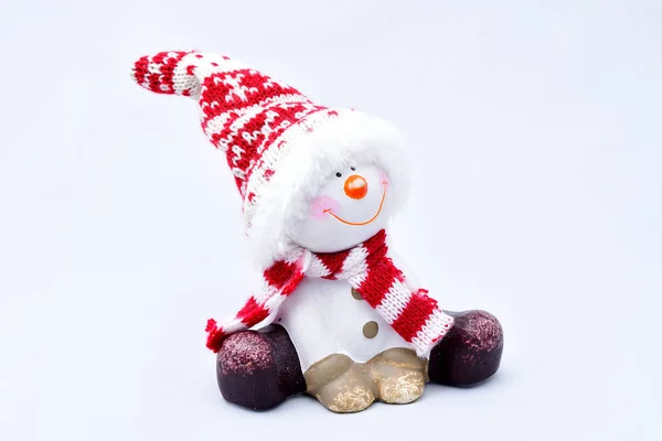 Vermoeide Sneeuwpop Vrolijk Zitten Een Kap Heldere Sjaal Een Witte — Stockfoto