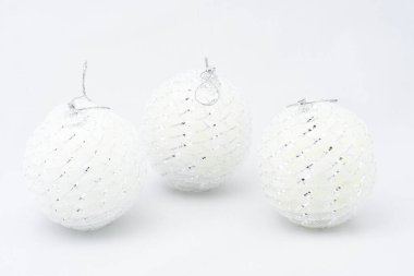 Noel ağacı için oyuncaklar, beyaz toplar, üç parça, hava akciğerleri, beyaz arka planda