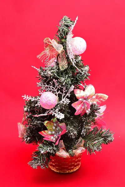Рождественские Игрушки Искусственная Елка Ветках Игрушки Подарки Красном Фоне — стоковое фото