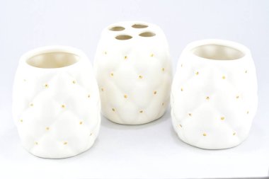 Beyaz bir arka planda, banyo aksesuarları, konfor ve huzur atmosferi