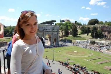 Genç kız, harabeler, harabeler, mimari harap olmuş binalar, tarla turizmi.