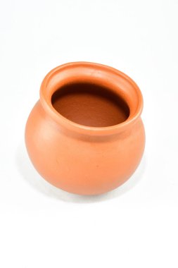 Sos, çorba, mutfak malzemesi için beyaz arka planda küçük kahverengi çömlek.