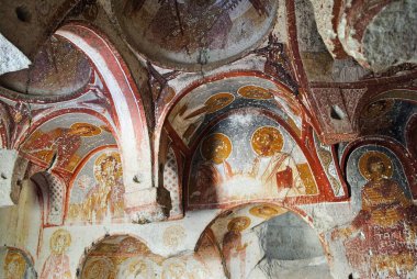 Aziz Peter ve Aziz Paul 'un duvar resmi, antik bir Hıristiyan mağara kilisesinin geometrik kemerlerinin orta duvarında birlikte. Kapadokya hindisi. UNESCO Dünya Mirası Alanı.