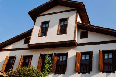 Safranbolu, Türkiye 'de geleneksel sedirlerin düşük açılı pencereleri mavi gökyüzüne karşı. UNESCO dünya mirası sahası. 