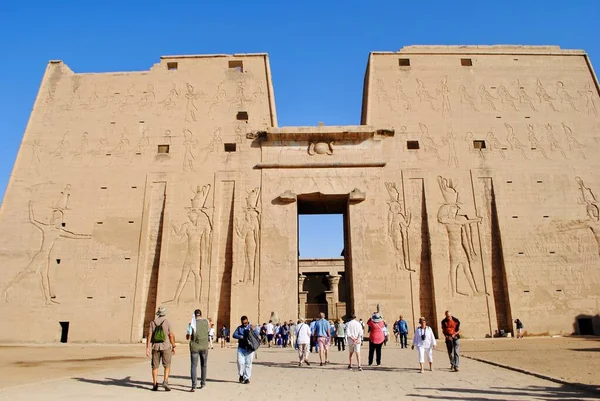 Assuão Egipto. Turistas na entrada do Templo de Hórus, Céu Deus em Edfu. Cisjordânia do Nilo, Alto Egito. — Fotografia de Stock