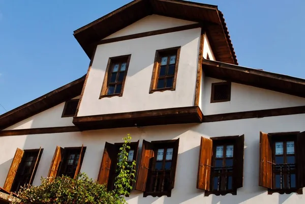 Bajo ángulo de las ventanas tradicionales de la casa otomana contra el cielo azul en Safranbolu, Turquía. Patrimonio de la Humanidad UNESCO. — Foto de Stock