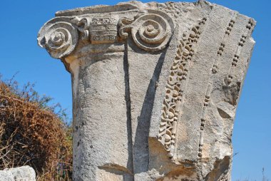 Türkiye 'nin Antaliya kenti yakınlarındaki antik Perge kentindeki İyonik mermer kolonun kapatılması. 