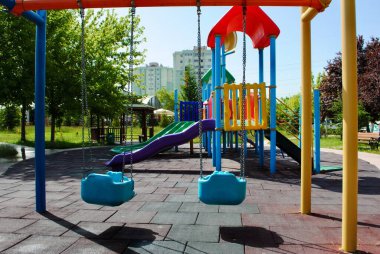 Ankara 'nın Koru kentinde boş salıncak ve renkli oyun parkı