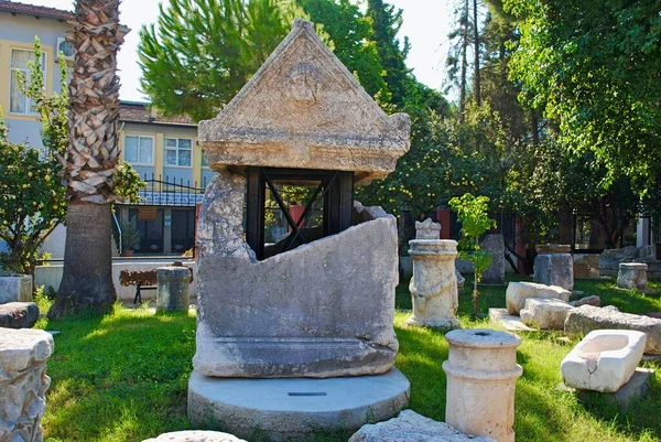 Fethiye Turquie. Sarcophage lycien et autres artefacts dans le jardin extérieur du musée d'archéologie Fethiye, province de Mugla en Turquie. — Photo