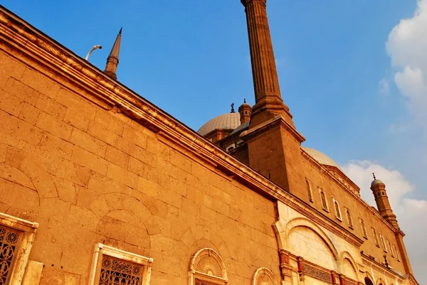 La Grande Moschea della Moschea Muhammad Ali Pasha. Segno sopra la porta leggere Pace sia su di voi. Il tuo Signore ha decretato la Sua misericordia. Cairo Egitto. — Foto Stock