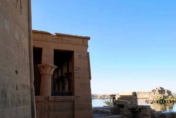 Trajans Kiosk, chrámový pavilon Philae, ostrov Agilkia v Nilu u Aswanu se staroegyptskými hieroglyfy na zdi. Seznam světového dědictví UNESCO. Egypt — Stock fotografie