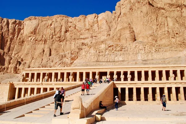 Turisti presso l'imponente tempio funerario della regina Hatshepsut. Cisgiordania del Nilo vicino alla Valle dei Re. Luxor Egitto. — Foto Stock