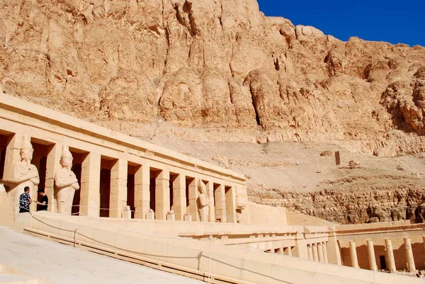 Luxor Egipto. Por volta de dezembro de 2019. Turistas no impressionante templo mortuário da rainha Hatshepsut. Cisjordânia do Nilo perto do Vale dos Reis. — Fotografia de Stock