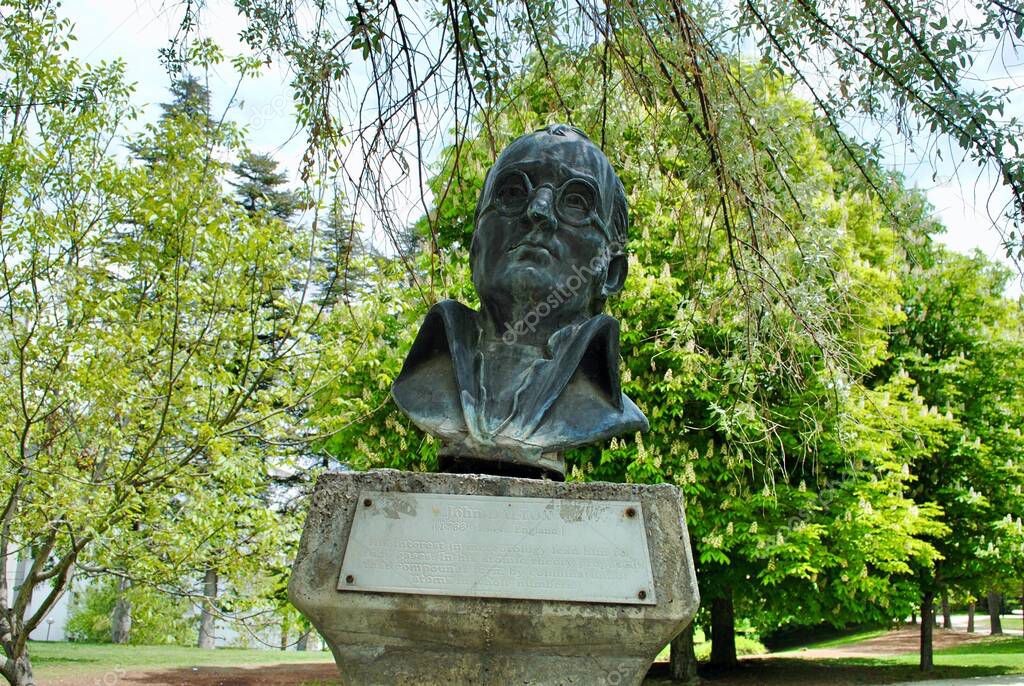 El busto de John Dalton con la placa de explicación Inglés en el campus