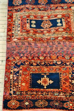 İsfahan İran. Kilim, geleneksel motifli bir İran halısı İsfahan caddesinde satılıktır.. 