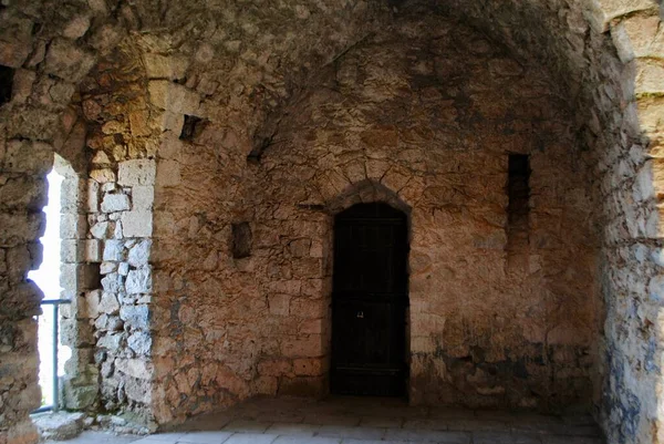 Замок Сент-Хілларіон лежить на гірському хребті. Кіренія, Гірне, Північний Кіпр — стокове фото