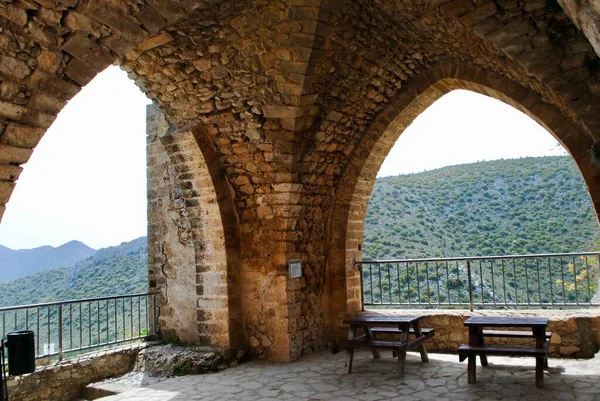 Замок Сент-Хілларіон лежить на гірському хребті. Кіренія, Гірне, Північний Кіпр — стокове фото