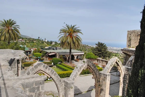 Bellissimo Monastero dell'Abbazia di Bellapais con vista sulla città. Kyrenia, Girne Cipro del Nord — Foto Stock